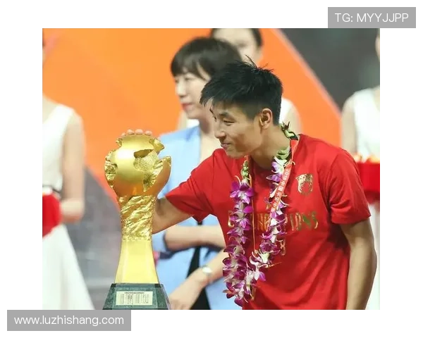 去年夺冠的足球明星背后的故事与荣耀之路